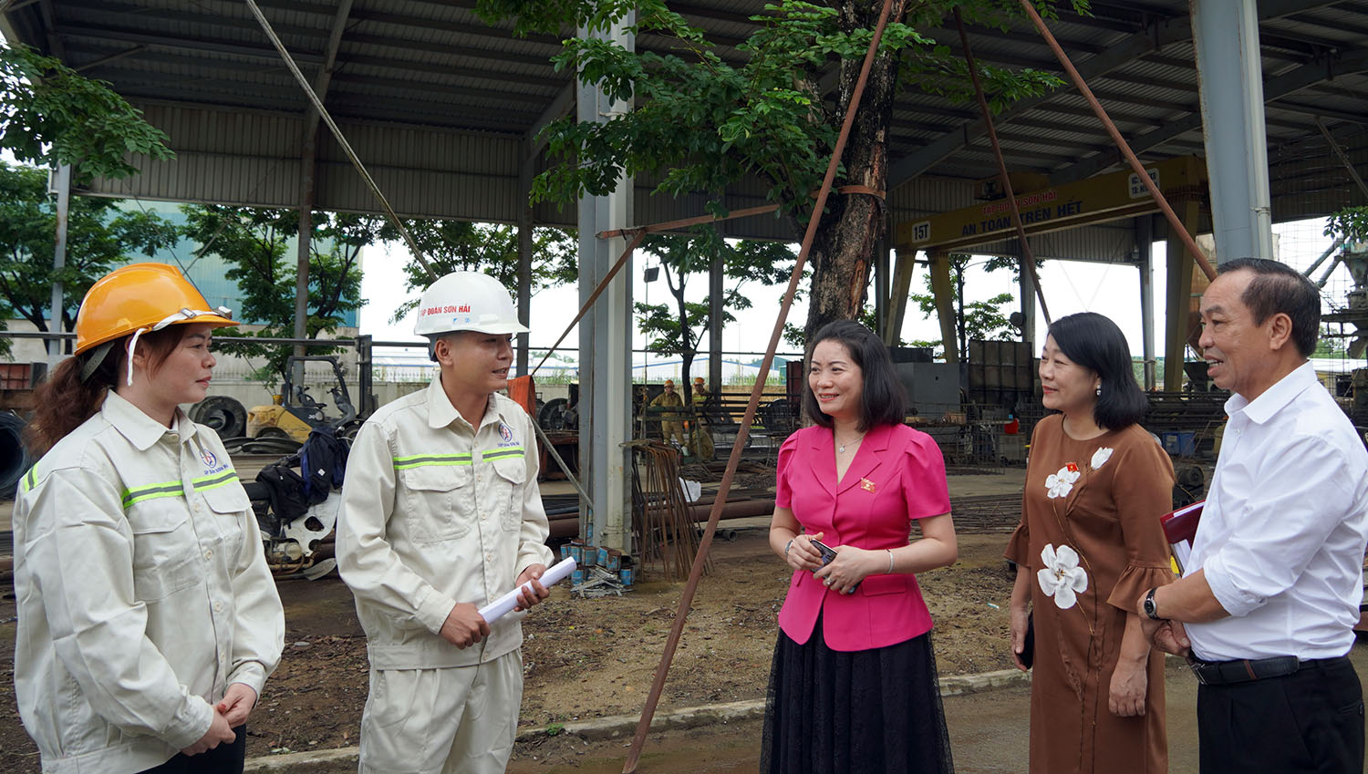Đồng chí Nguyễn Minh Tâm và các thành viên đoàn giám sát kiểm tra hiện trường nhà máy của Công ty TNHH tập đoàn Sơn Hải