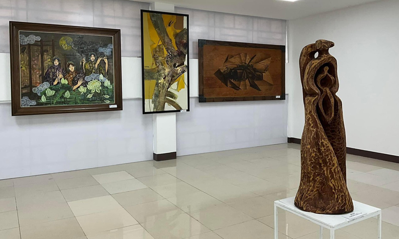 Các tác phẩm trưng bày tại triển lãm mỹ thuật khu vực Bắc miền Trung năm 2023.