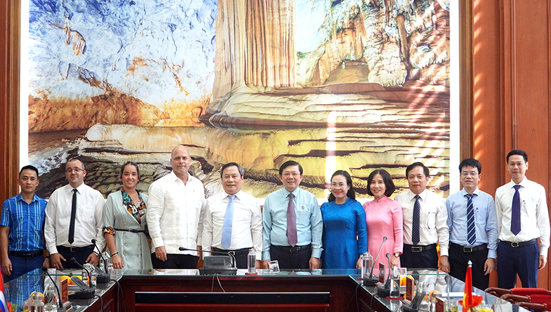 Đồng chí Chủ tịch Ủy ban Bảo vệ Cách mạng Cu-ba Gerardo Hernandez Nordelo và đồng chí Bí thư Tỉnh ủy Vũ Đại Thắng chụp ảnh lưu niệm cùng các đại biểu trong chuyến thăm Quảng Bình tháng 5/2023.