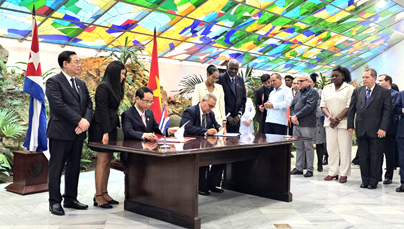 Đồng chí Phó Chủ tịch UBND tỉnh Phan Mạnh Hùng và Phó Thống đốc Chính quyền nhân dân tỉnh Santiago de Cuba Manuel Falcón Hernández ký kết Ý định thư.