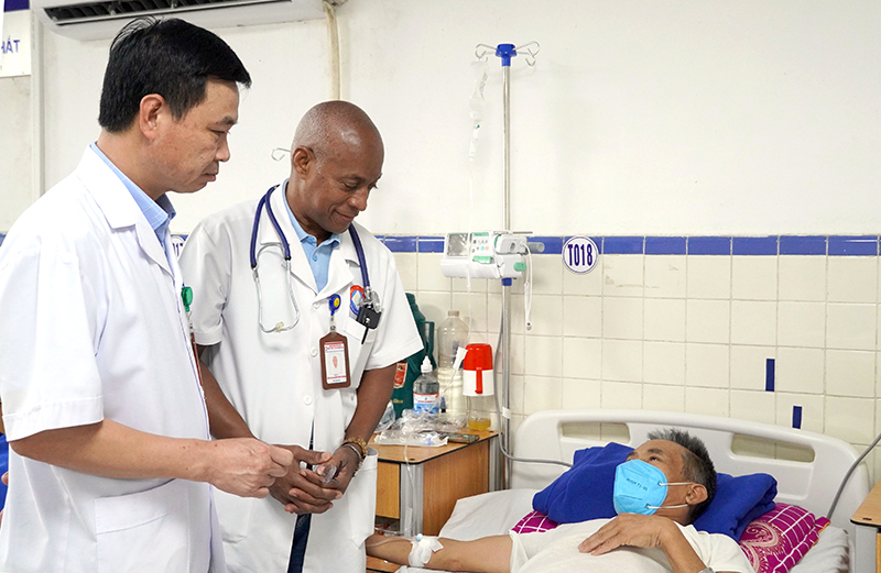 Bác sĩ Nguyễn Đức Cường, Giám đốc Bệnh viện HNVN-CBĐH và chuyên gia Cuba thăm khám cho bệnh nhân khoa ung bướu.