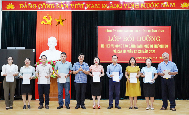 Bí thư Đảng ủy Khối các cơ quan tỉnh Nguyễn Thanh Lam khen thưởng cho các học viên xuất sắc.