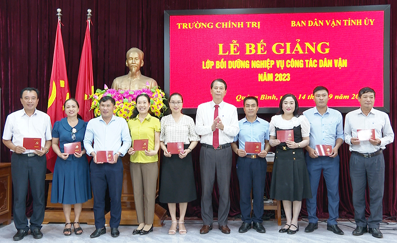 Đại diện lãnh đạo Trường Chính trị tỉnh trao giấy chứng nhận cho các học viên.