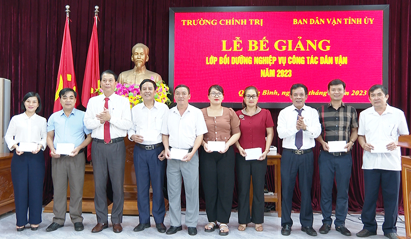 Đại diện lãnh đạo Ban Dân vận Tỉnh ủy và Trường Chính trị tỉnh trao thưởng cho các học viên xuất sắc.