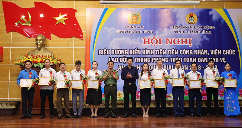 Đồng chí Phó Chủ tịch UBND tỉnh Hồ An Phong và lãnh đạo Công an tỉnh trao giấy khen cho các tập thể điển hình trong phong trào toàn dân bảo vệ ANTQ.