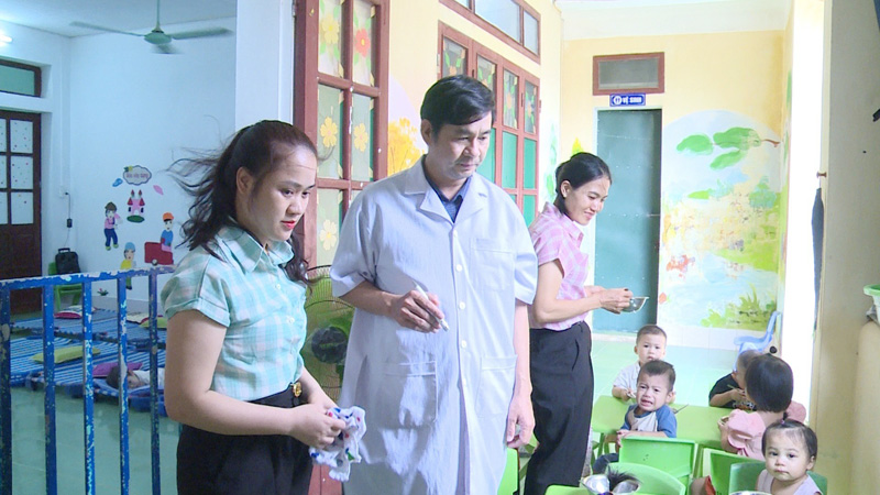 Ngành Y tế giám sát, hướng dẫn các trường mầm non phòng chống bệnh đau mắt đỏ tại huyện Tuyên Hóa.