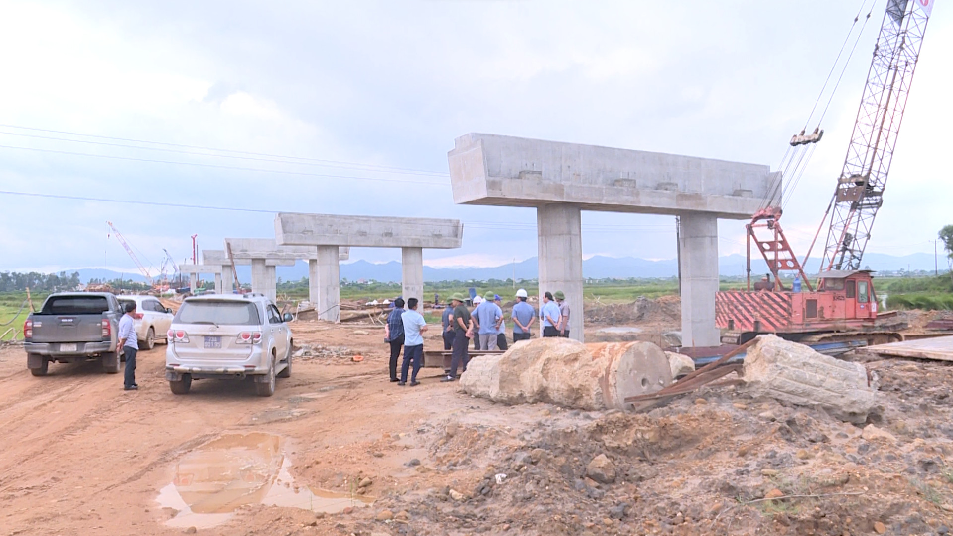 Chủ tịch UBND huyện Quảng Trạch Phan Văn Thanh kiểm tra công tác di dời các hạ tầng cơ sở, bảo đảm cho việc lao dầm cầu qua sông Gianh tại địa bàn xã Quảng Thanh. 