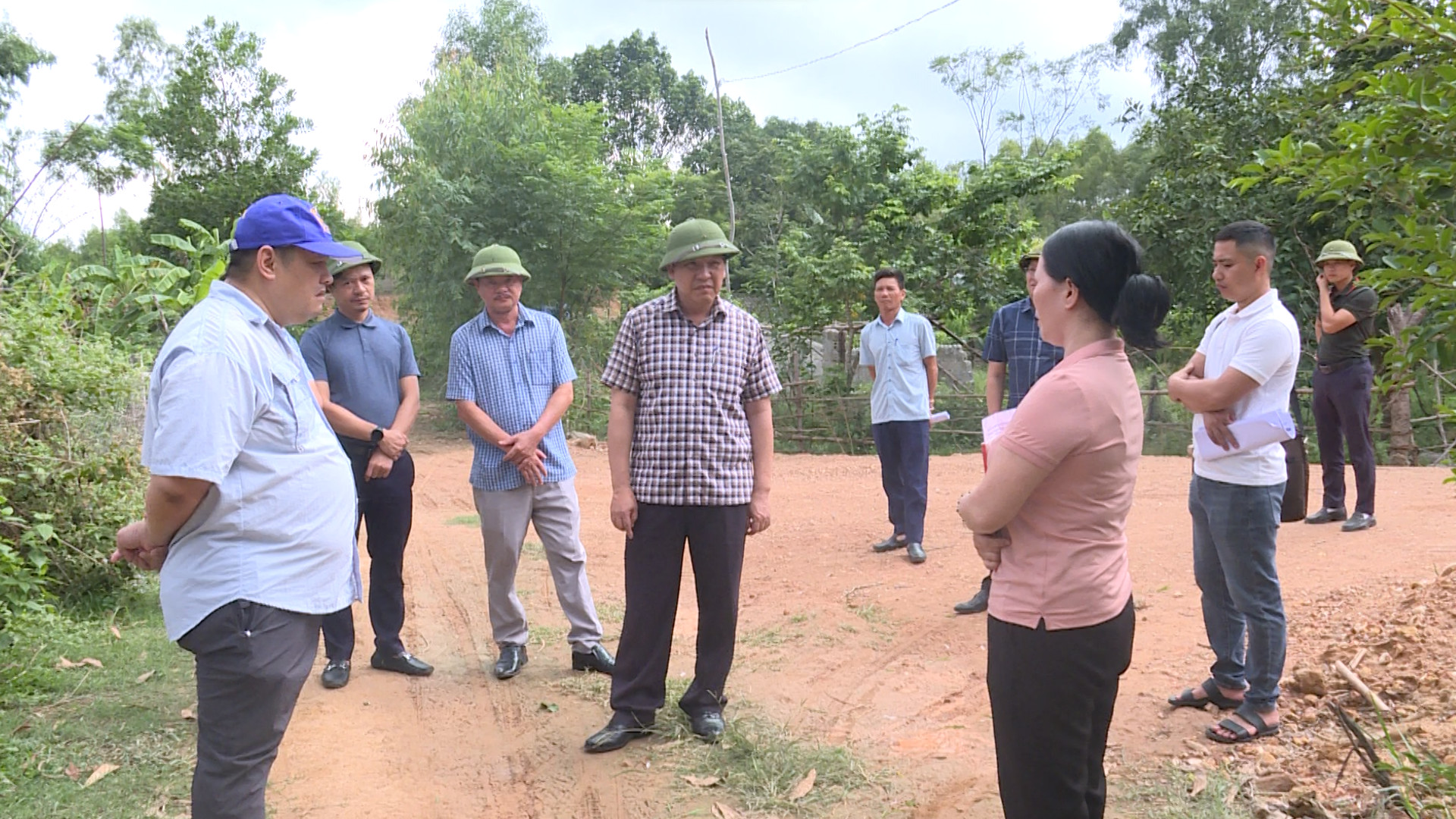Chủ tịch UBND huyện Quảng Trạch và lãnh đạo Ban Quản lý dự án 6 trao đổi và lắng nghe ý kiến của người dân trong vùng ảnh hưởng của dự án.