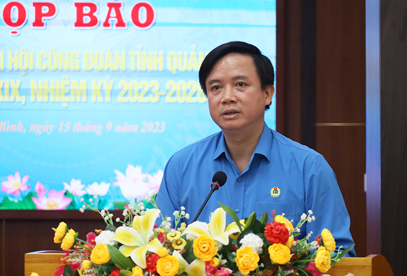 Đồng chí Chủ tịch LĐLĐ tỉnh Phạm Tiến Nam phát biểu tại buổi họp báo.