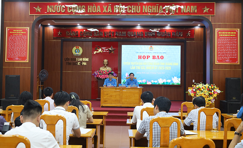 Toàn cảnh buổi họp báo.