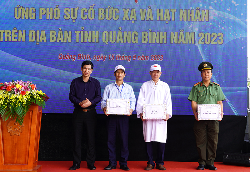 Đồng chí Phó Chủ tịch UBND tỉnh Hồ An Phong, Trưởng ban Tổ chức diễn tập tặng quà các đơn vị tham gia diễn tập.