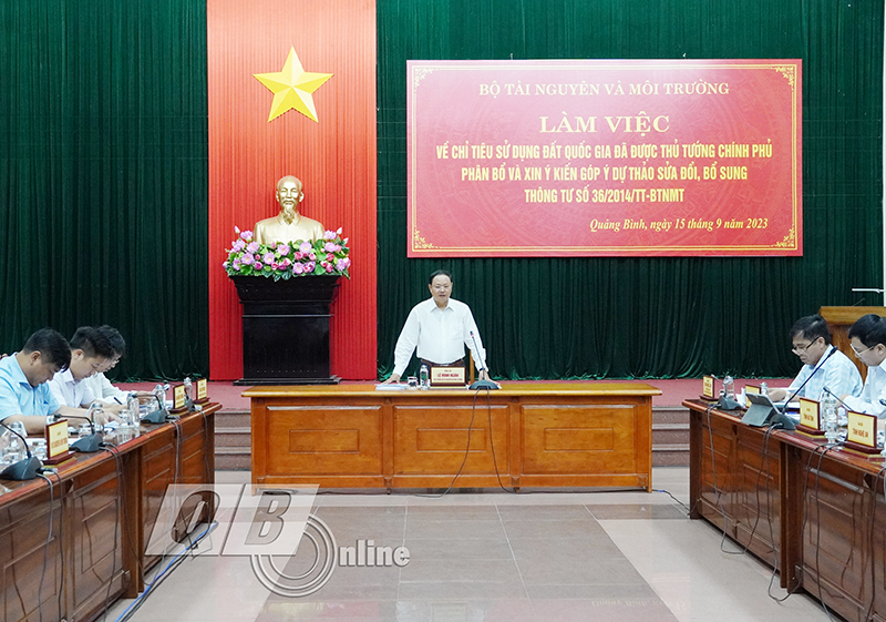 Thứ trưởng Bộ TN-MT Lê Minh Ngân phát biểu tại buổi làm việc.