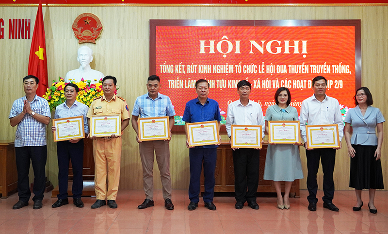Lãnh đạo huyện Quảng Ninh trao giấy khen cho các cá nhân có thành tích trong công tác tổ chức lễ hội đua thuyền truyền thống và triển lãm thành tựu kinh tế-xã hội huyện Quảng Ninh.