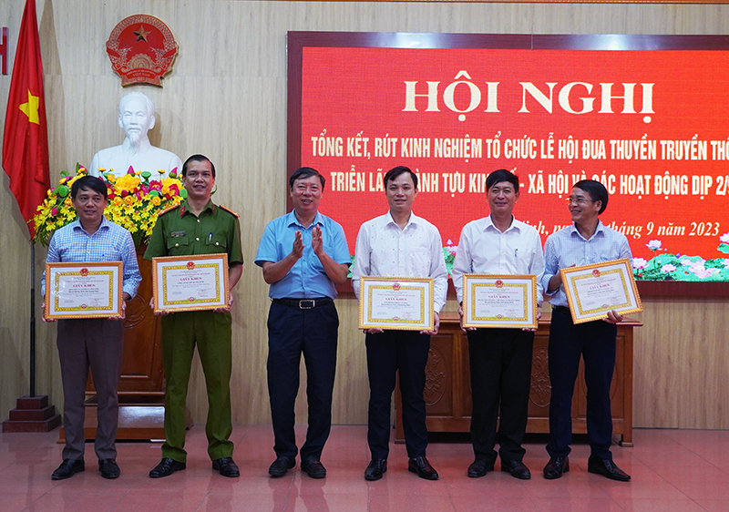 Lãnh đạo huyện Quảng Ninh trao giấy khen cho các tập thể có thành tích trong công tác tổ chức lễ hội đua thuyền truyền thống và triển lãm thành tựu kinh tế-xã hội huyện Quảng Ninh.