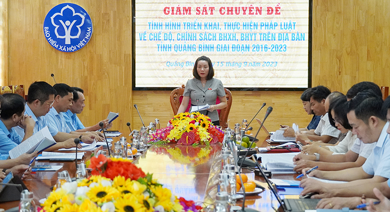 Phó trưởng đoàn chuyên trách Đoàn ĐBQH tỉnh Nguyễn Minh Tâm phát biểu tại buổi giám sát.