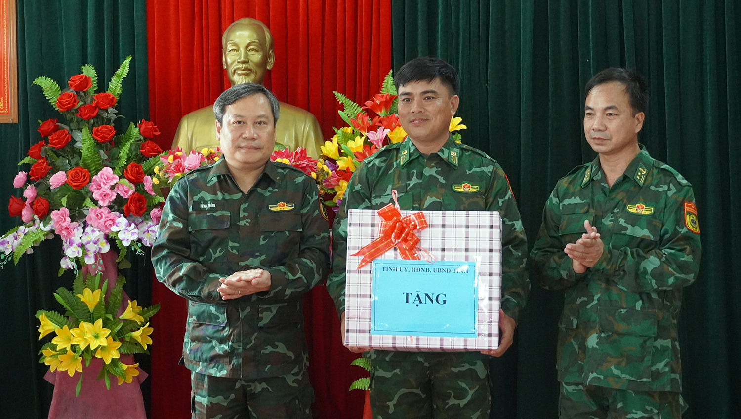Đồng chí Bí thư Tỉnh ủy Vũ Đại Thắng tặng quà cho CB,CS Hải đội 2, BĐBP tỉnh
