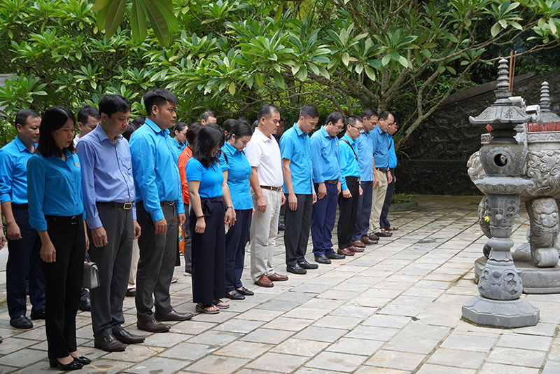 Các thành viên trong đoàn tưởng niệm các anh hùng, liệt sỹ tại Đền tưởng niệm các anh hùng, liệt sỹ Đường 20 Quyết Thắng (xã Tân Trạch).