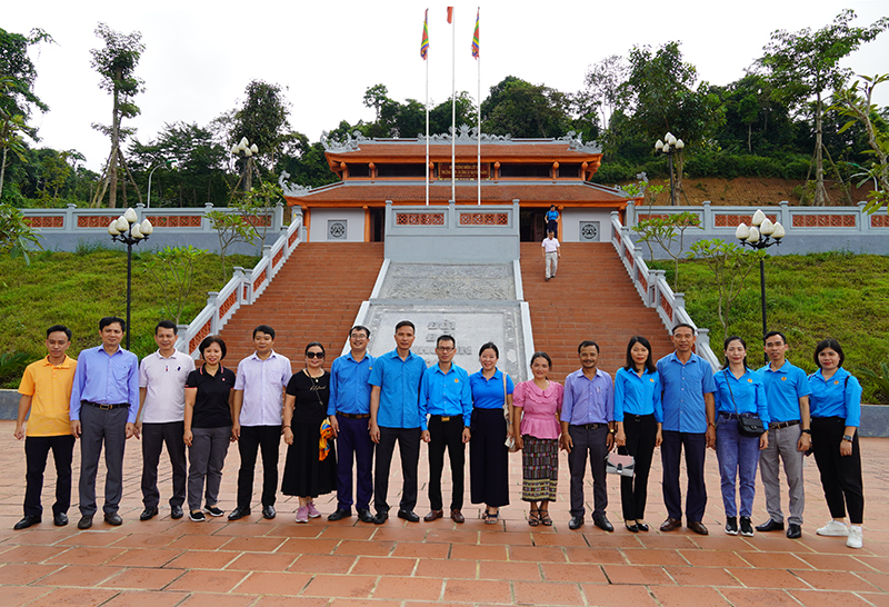 Đoàn thăm Đền tưởng niệm liệt sĩ Trường Sơn đường 20 Quyết thắng, trọng điểm Cà Roòng-ATP (xã Thượng Trạch).