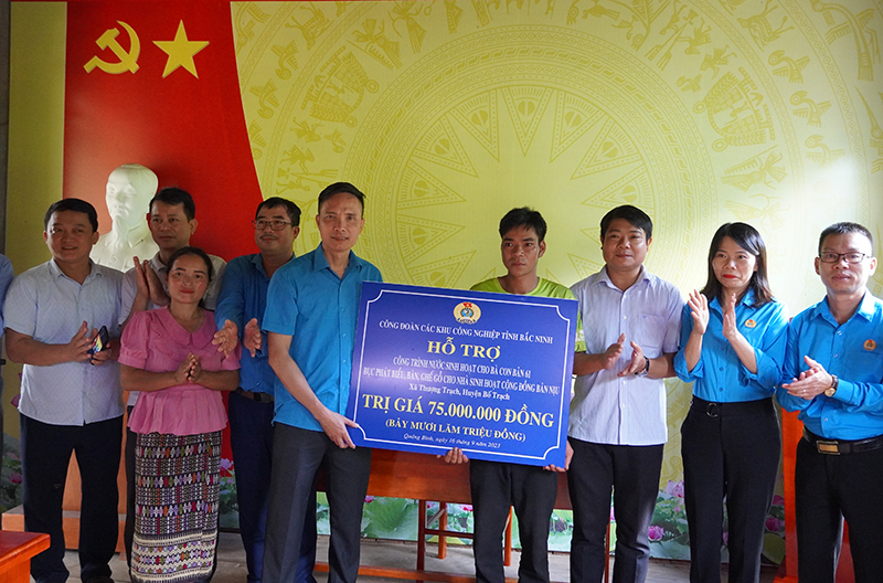 Lãnh đạo Công đoàn Các Khu công nghiệp tỉnh Bắc Ninh trao biển tượng trưng hỗ trợ kinh phí cho một số bản của xã Thượng Trạch.