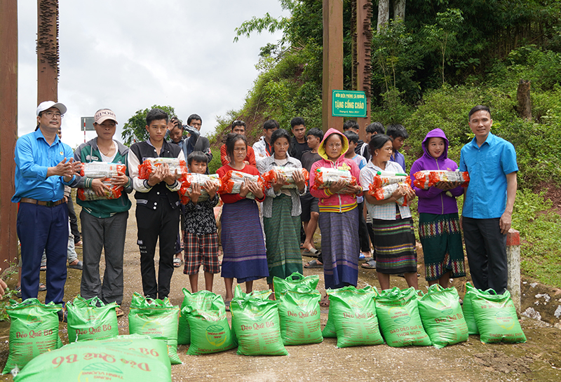 Lãnh đạo Công đoàn Các Khu công nghiệp tỉnh Bắc Ninh và Công đoàn Khu Kinh tế tỉnh Quảng Bình trao quà cho người dân bản Aky, xã Thượng Trạch.