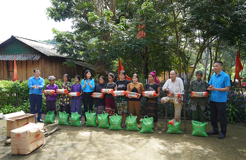 Lãnh đạo Công đoàn Các Khu công nghiệp tỉnh Bắc Ninh và Công đoàn Khu Kinh tế tỉnh Quảng Bình trao tặng quà cho người dân bản Nịu, xã Thượng Trạch.