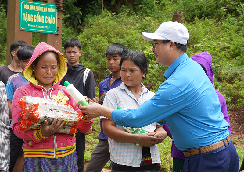 Lãnh đạo Công đoàn Khu Kinh tế tỉnh Quảng Bình trao tặng quà cho người dân bản Aky, xã Thượng Trạch.