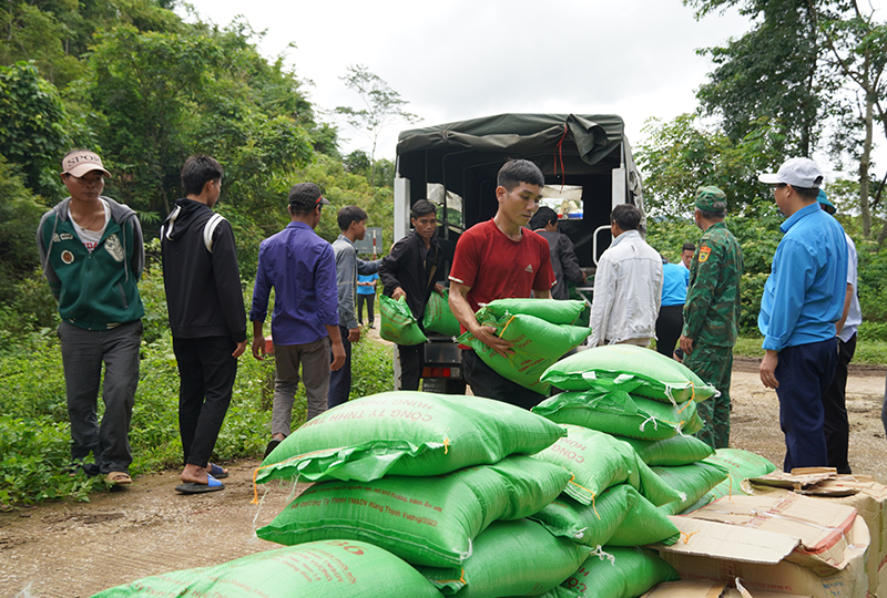 800 kg gạo, trị giá 12 triệu đồng được Công đoàn Các Khu công nghiệp tỉnh Bắc Ninh được chuyển đến cho bà con dân tộc thiểu số xã Thượng Trạch.