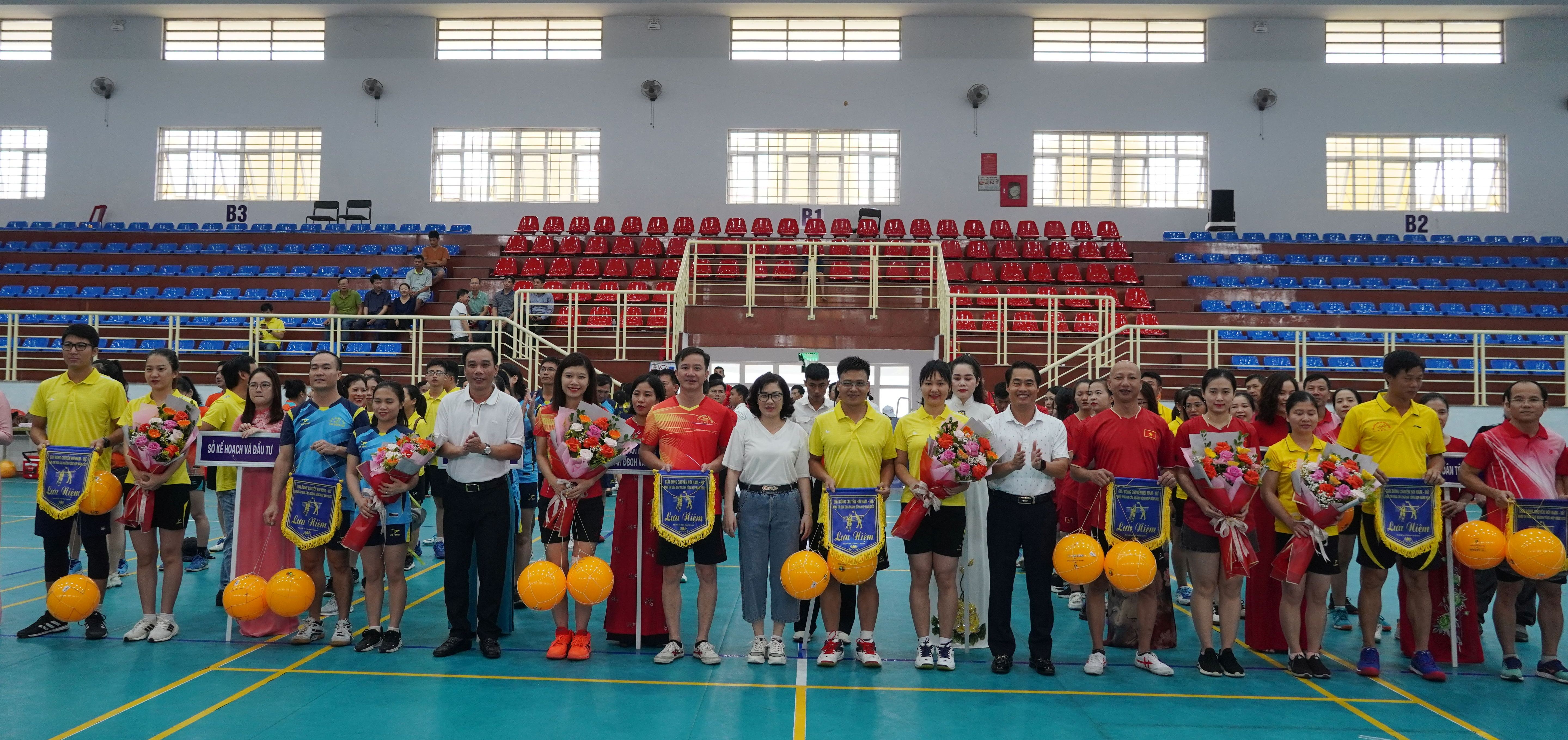 Ban tổ chức tặng hoa và cờ lưu niệm cho các đội bóng tham gia giải.
