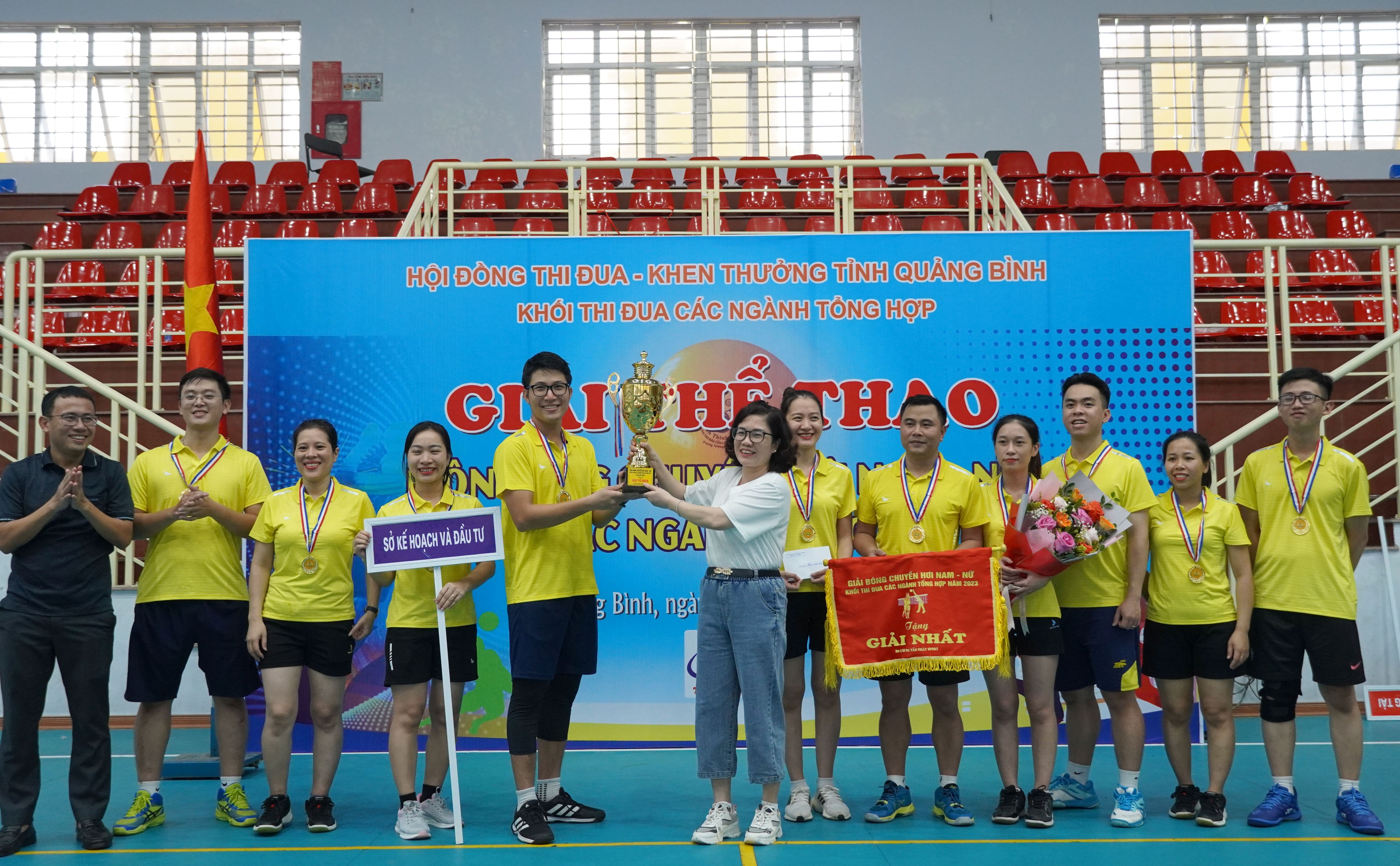 Ban tổ chức trao giải nhất cho đội bóng chuyền hơi nam –nữ Sở Kế hoạch và Đầu tư.