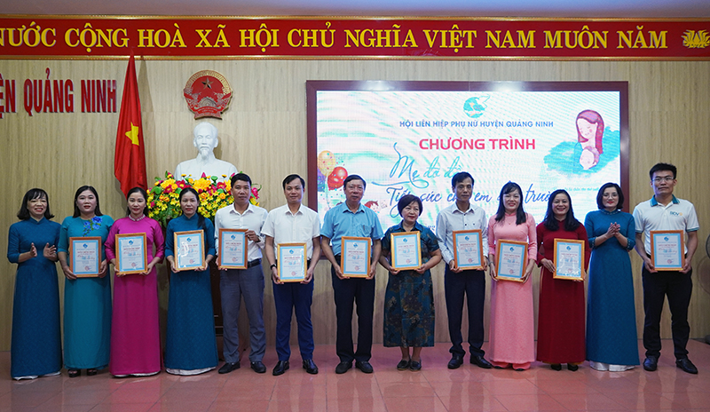 Hội LHPN huyện Quảng Ninh tiếp nhận hỗ trợ từ các đơn vị, nhà hảo tâm.