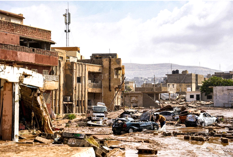    Ô tô và nhà cửa bị phá hủy trong lũ lụt ở thành phố Derna, phía đông Libya (Ảnh: AFP)