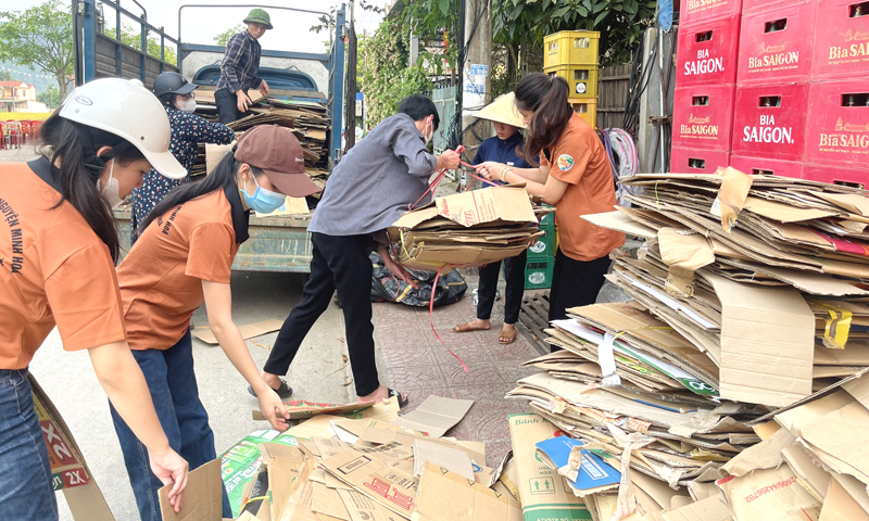 Đội quân tình nguyện Minh Hóa thực hiện các hoạt động gây quỹ.