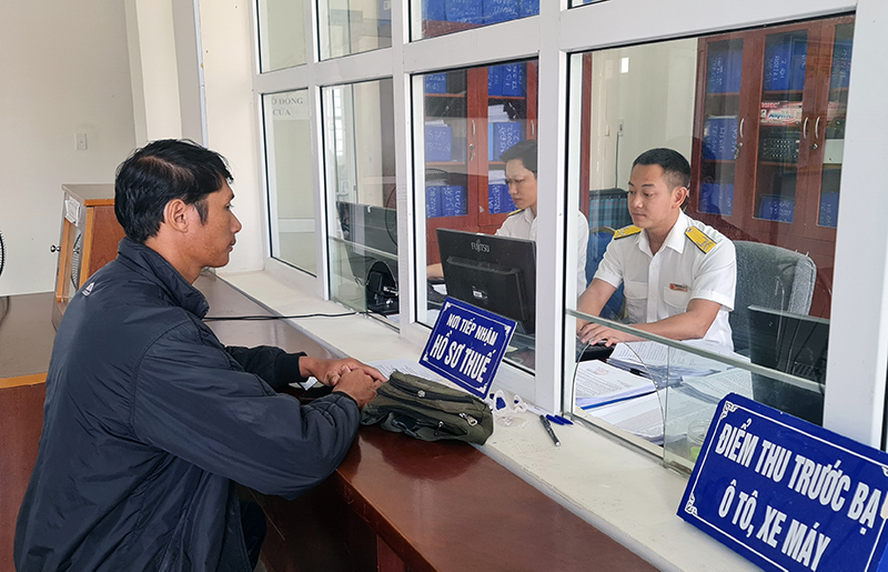 Cán bộ Chi cục Thuế khu vực Tuyên Hóa-Minh Hóa giải quyết thủ tục hành chính cho người dân tại bộ phận một cửa.