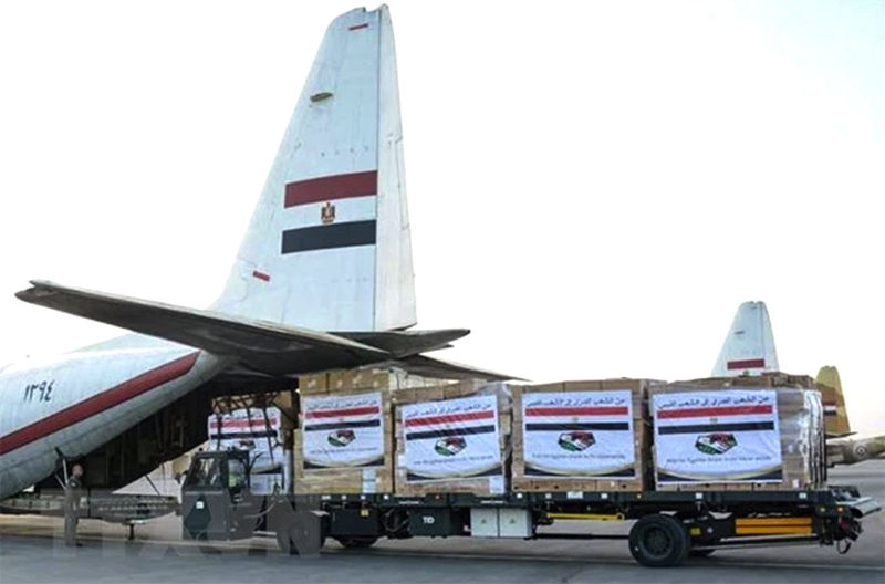  Binh sỹ chuyển hàng cứu trợ nhân đạo của chính phủ Ai Cập giúp người dân Libya lên máy bay ở Cairo. (Ảnh: AFP/TTXVN)