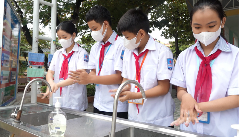 Các nhà trường đang tăng cường hướng dẫn học sinh rửa tay bằng xà phòng để hạn chế nguồn lây bệnh đau mắt đỏ.
