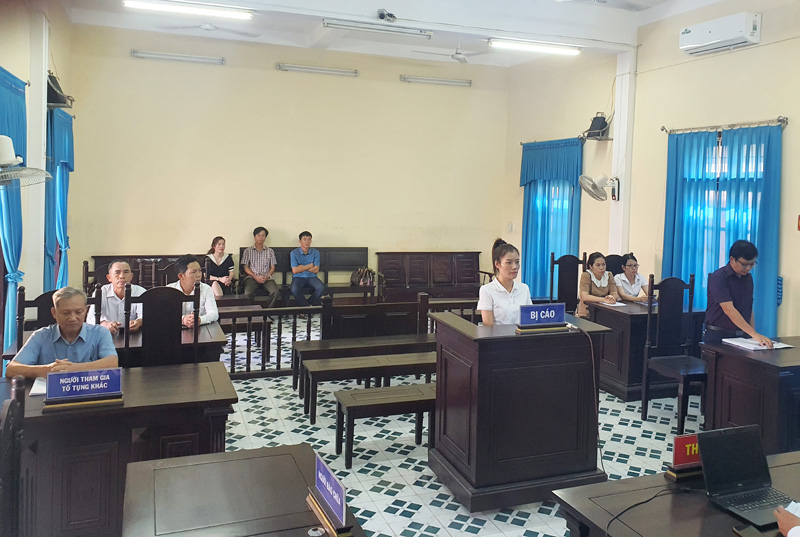 Quang cảnh phiên tòa xét xử bị cáo Đinh Thị Bích Ngọc về tội Tham ô tài sản.