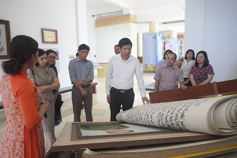 Đồng chí Phó Chủ tịch UBND tỉnh Hồ An Phong tham quan khu trưng bày, giới thiệu hiện vật, tư liệu tại Bảo tàng Tổng hợp tỉnh.