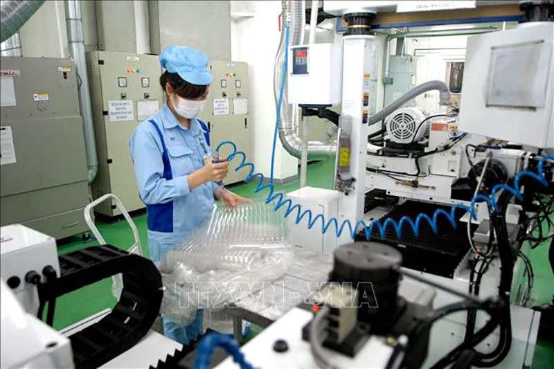  Dây chuyền sản xuất linh kiện cho các sản phẩm điện tử tại Công ty TNHH INOAC Viet Nam (vốn đầu tư của Nhật Bản), tại Khu công nghiệp Quang Minh (Hà Nội). Ảnh tư liệu: Danh Lam/TTXVN