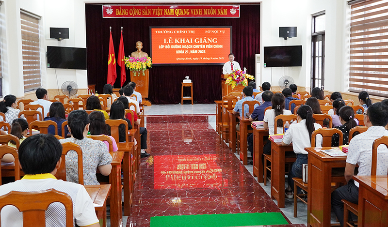  Toàn cảnh lễ khai giảng.