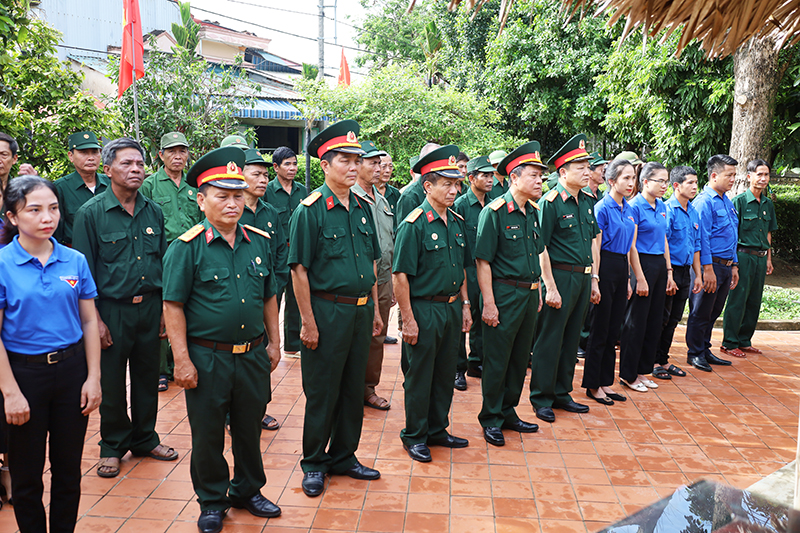 Cán bộ, hội viên Hội CCB tỉnh, Hội CCB huyện Lệ Thủy và đoàn viên dâng hương tại nhà lưu niệm Đại tướng Võ Nguyên Giáp.