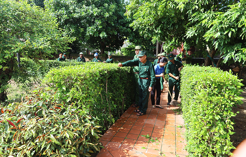 Cán bộ, hội viên hội CCB và đoàn viên chăm sóc vườn hoa, cây cảnh tại nhà lưu niệm Đại tướng Võ Nguyên Giáp.