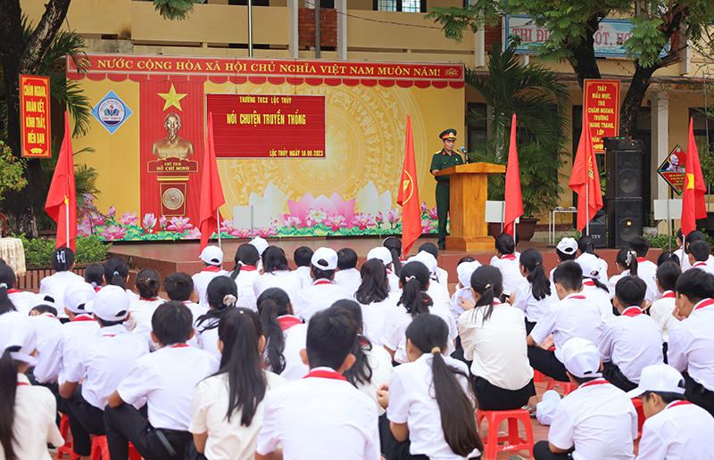 Lãnh đạo Hội CCB huyện Lệ Thủy nói chuyện truyền thống tại Trường THCS xã Lộc Thủy.