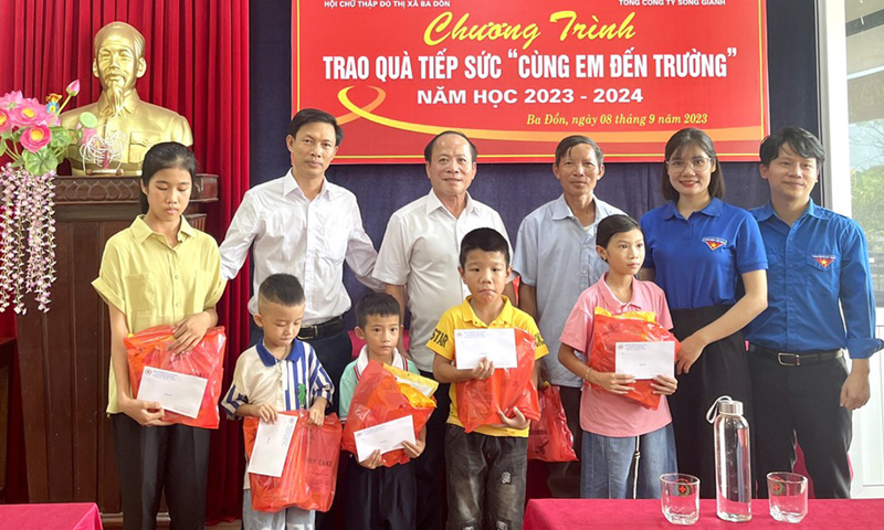 Trao học bổng tiếp sức  