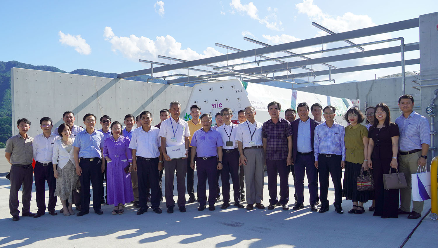 Đoàn công tác của tỉnh Quảng Bình chụp ảnh lưu niệm cùng Ban lãnh đạo Nhà máy điện mặt trời Komekurayama