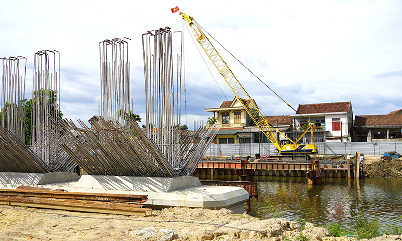 Công trình cầu Lộc Thủy-An Thủy và đường 2 đầu cầu do UBND huyện Lệ Thủy làm chủ đầu tư đang chậm tiến độ do vướng mắc về GPMB.