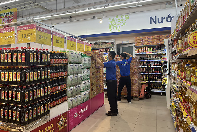 Thực hiện nhiệm vụ PCTT, siêu thị Co.opmart Quảng Bình dự trữ các mặt hàng thiết yếu gấp 5-10 lần so với lượng hàng bán thực tế.