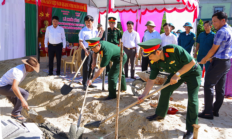 Đại diện Bộ CHQS tỉnh, Ban CHQS huyện Quảng Ninh và các cơ quan, ban ngành, địa phương khởi công nhà tình nghĩa.