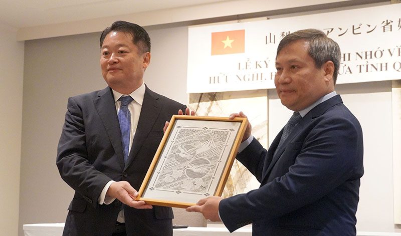 Thống đốc tỉnh Yamanashi và Bí thư Tỉnh ủy Quảng Bình trao quà lưu niệm