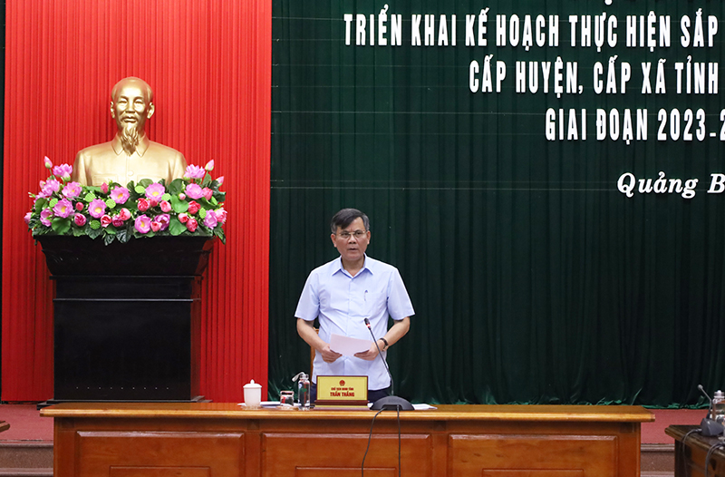  Đồng chí Chủ tịch UBND tỉnh Trần Thắng điều hành hội nghị.