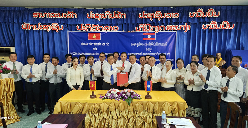Lãnh đạo Sở Công thương hai tỉnh Quảng Bình và Khăm Muồn ký kết biên bản hợp tác.